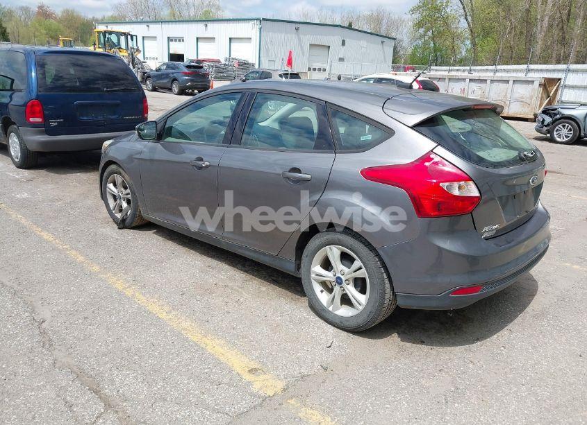Photo 3 of 2014 Ford Focus SE (VIN 1FADP3K2XEL326882)