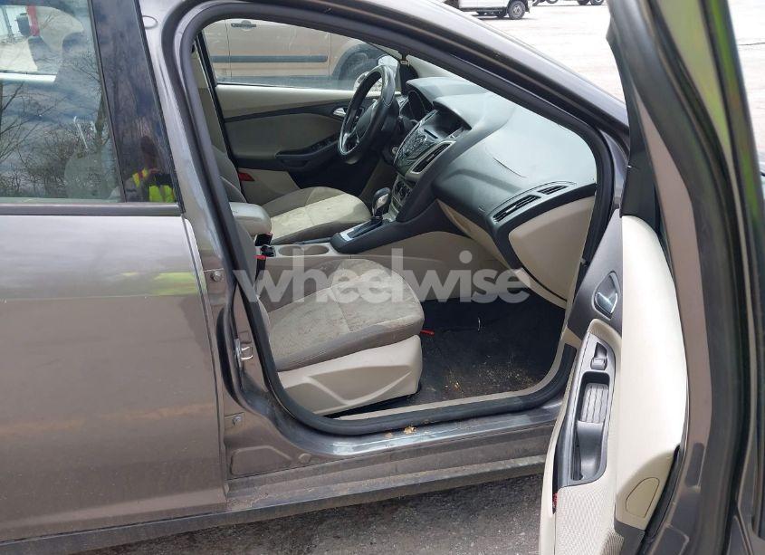 Photo 5 of 2014 Ford Focus SE (VIN 1FADP3K2XEL326882)