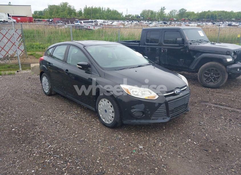 2014 Ford Focus SE (VIN 1FADP3K2XEL367139) main photo