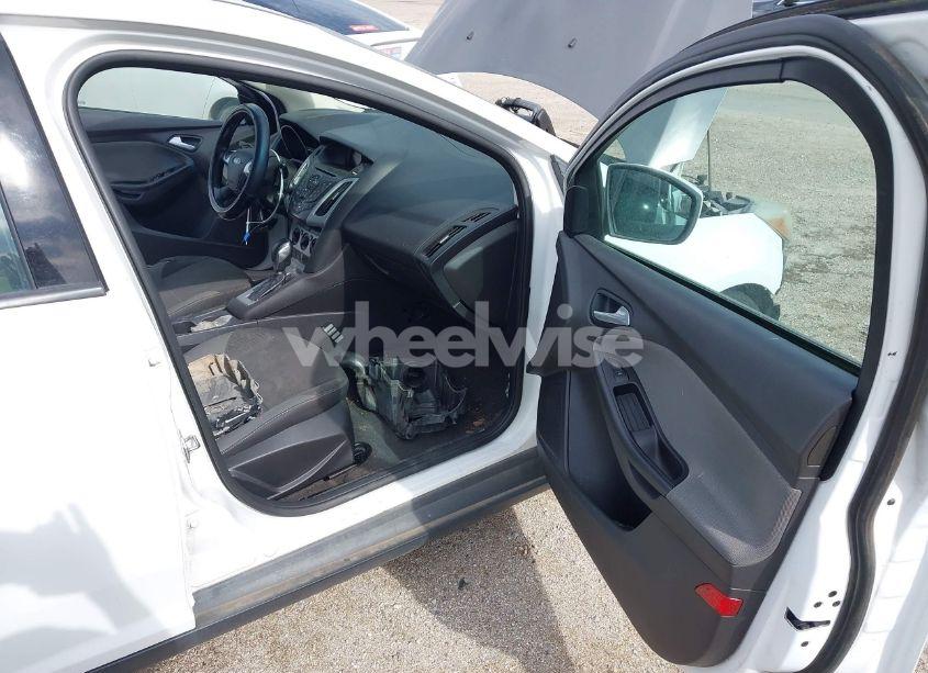 Photo 5 of 2014 Ford Focus SE (VIN 1FADP3K2XEL393210)