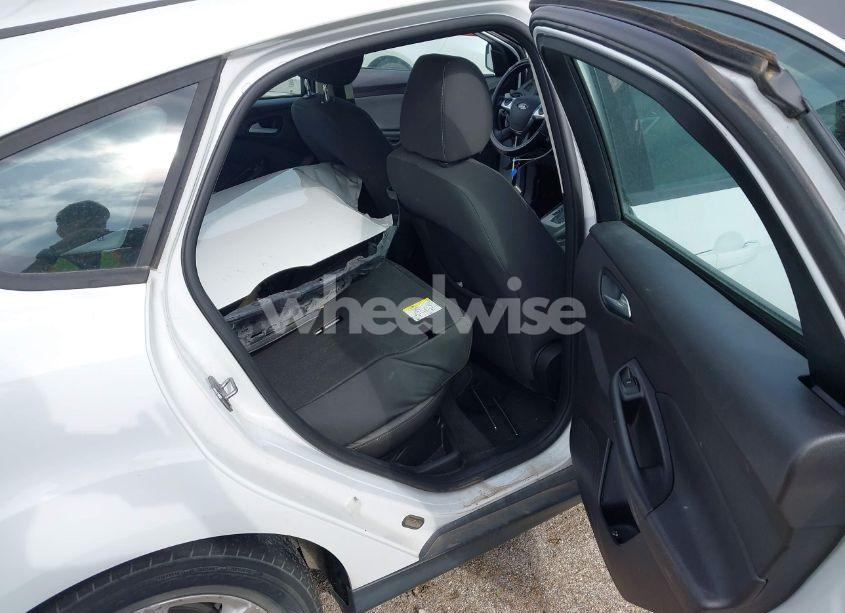 Photo 8 of 2014 Ford Focus SE (VIN 1FADP3K2XEL393210)