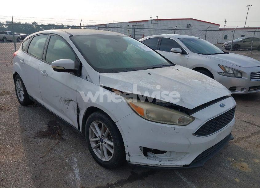 2015 Ford Focus SE (VIN 1FADP3K2XFL201849) main photo