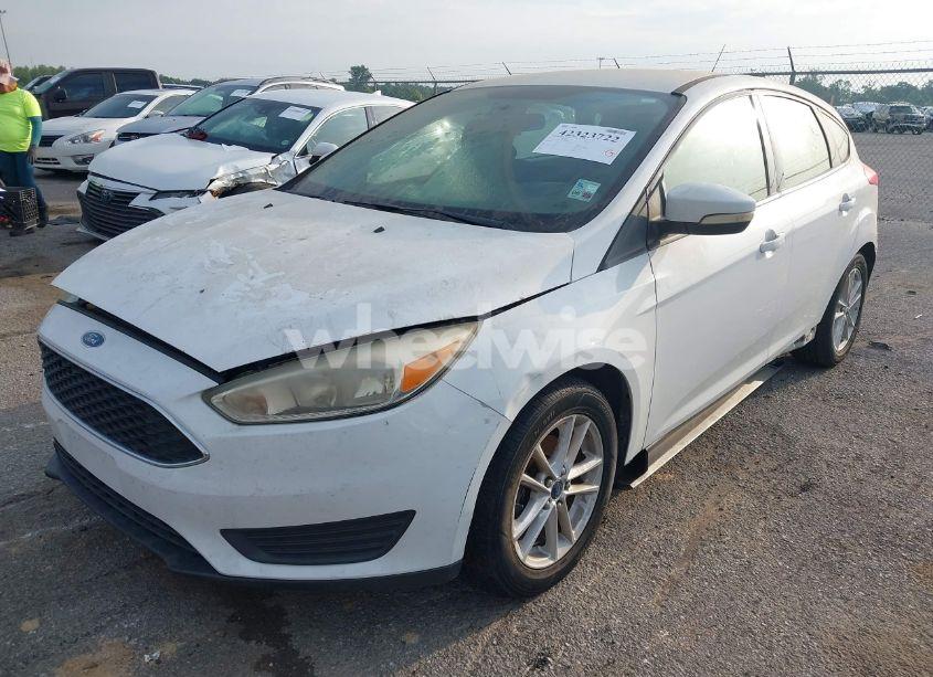 Photo 2 of 2015 Ford Focus SE (VIN 1FADP3K2XFL201849)