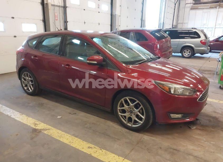2015 Ford Focus SE (VIN 1FADP3K2XFL222331) main photo