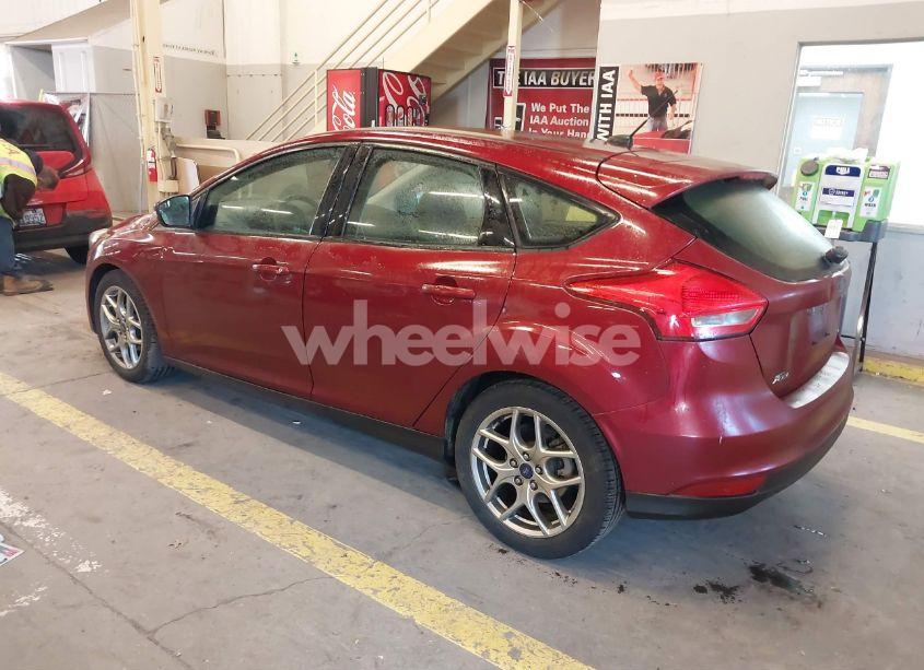 Photo 3 of 2015 Ford Focus SE (VIN 1FADP3K2XFL222331)