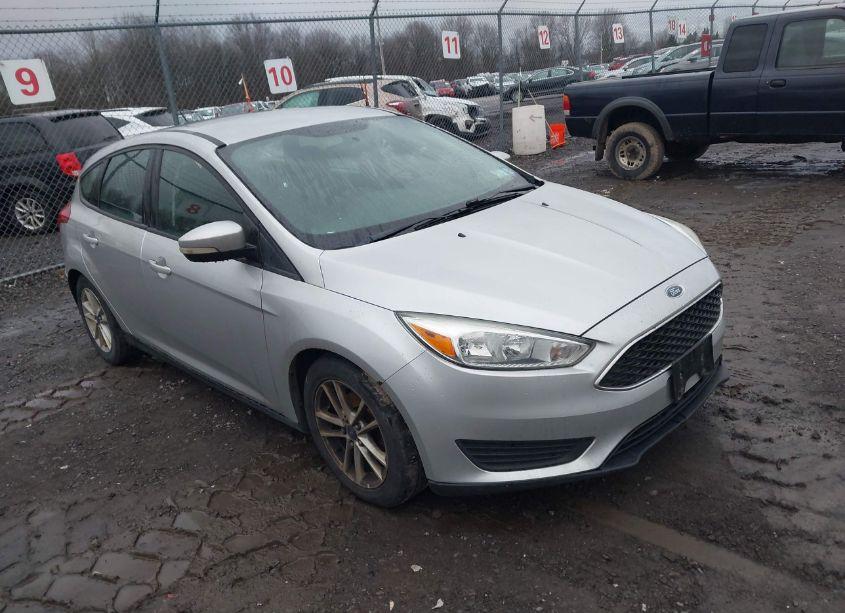 2015 Ford Focus SE (VIN 1FADP3K2XFL249688) main photo