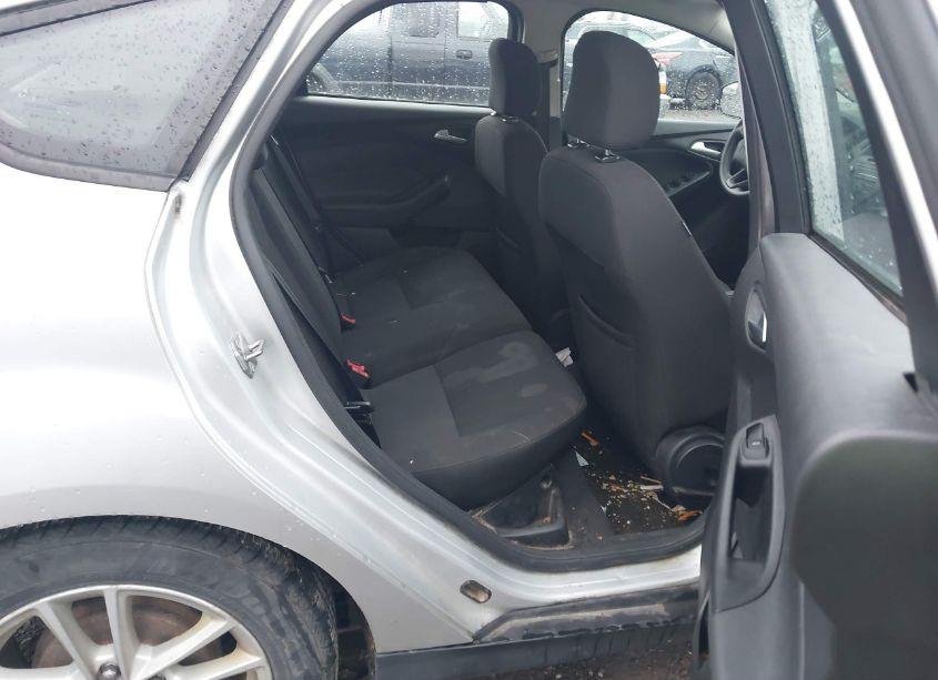 Photo 8 of 2015 Ford Focus SE (VIN 1FADP3K2XFL249688)