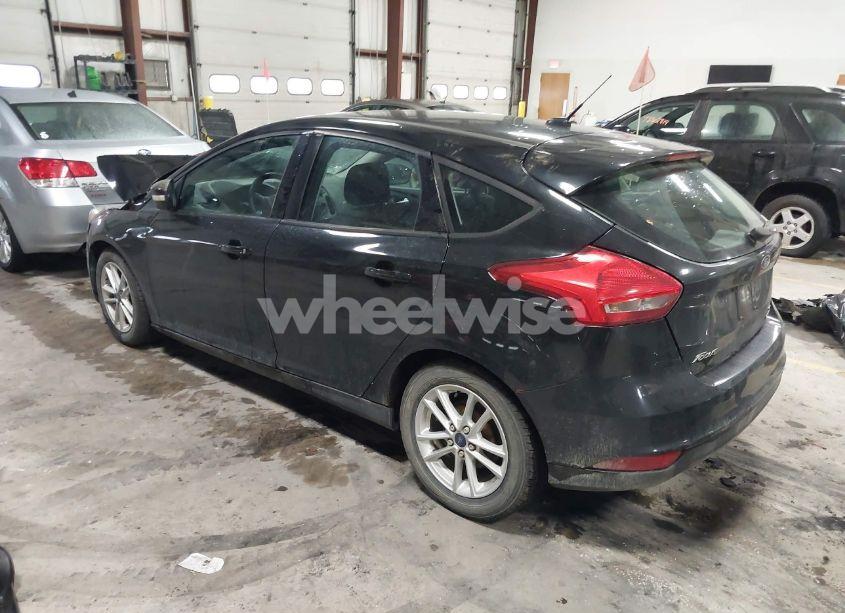 Photo 3 of 2015 Ford Focus SE (VIN 1FADP3K2XFL277426)
