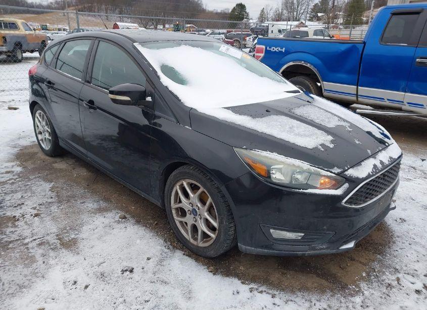 2015 Ford Focus SE (VIN 1FADP3K2XFL299605) main photo