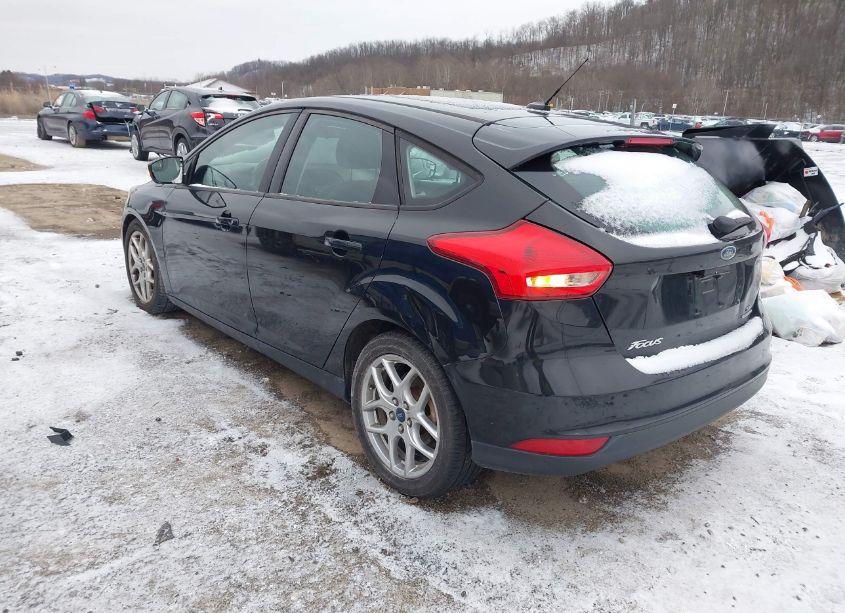 Photo 3 of 2015 Ford Focus SE (VIN 1FADP3K2XFL299605)