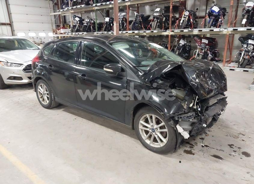 2015 Ford Focus SE (VIN 1FADP3K2XFL307881) main photo