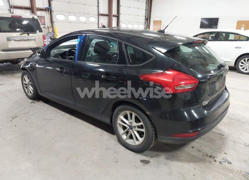 Photo 3 of 2015 Ford Focus SE (VIN 1FADP3K2XFL307881)