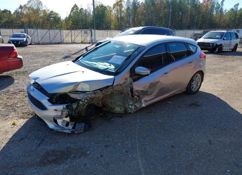 Photo 2 of 2015 Ford Focus SE (VIN 1FADP3K2XFL315639)