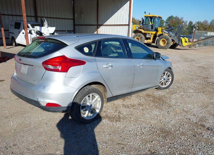Photo 4 of 2015 Ford Focus SE (VIN 1FADP3K2XFL315639)