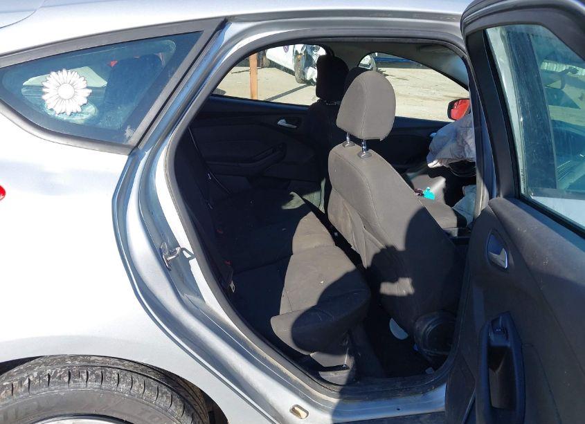 Photo 8 of 2015 Ford Focus SE (VIN 1FADP3K2XFL315639)