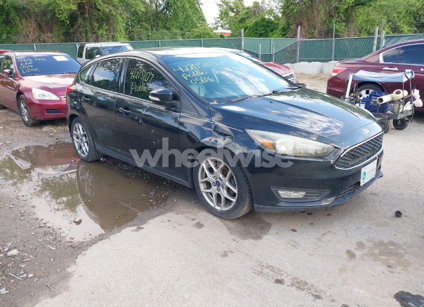 2015 Ford Focus SE (VIN 1FADP3K2XFL319559) main photo