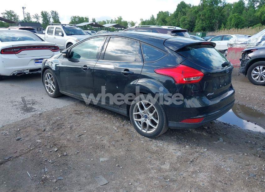Photo 3 of 2015 Ford Focus SE (VIN 1FADP3K2XFL319559)