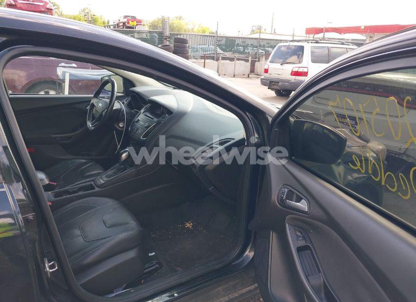 Photo 5 of 2015 Ford Focus SE (VIN 1FADP3K2XFL319559)