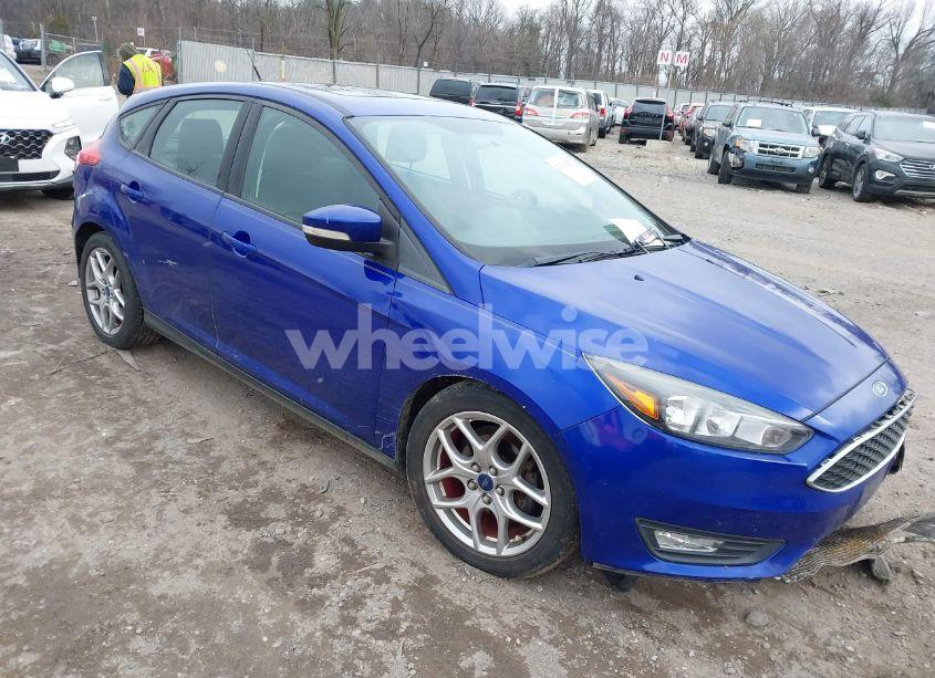 2015 Ford Focus SE (VIN 1FADP3K2XFL345952) main photo