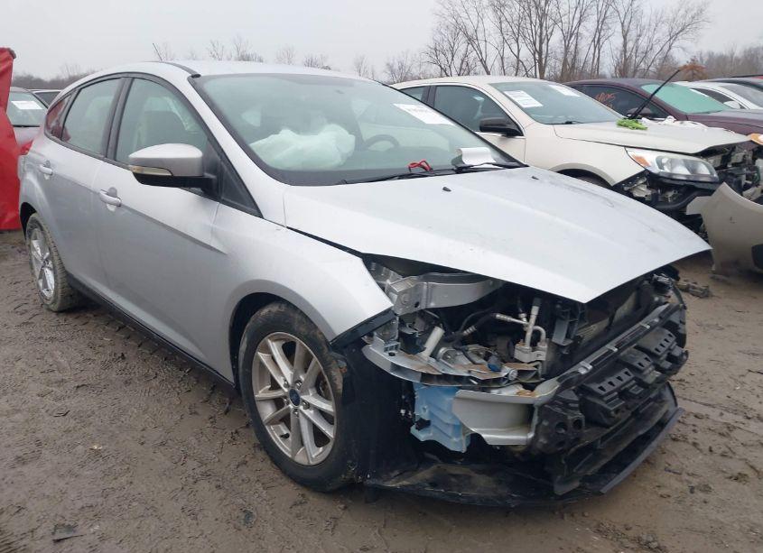 2015 Ford Focus SE (VIN 1FADP3K2XFL368132) main photo