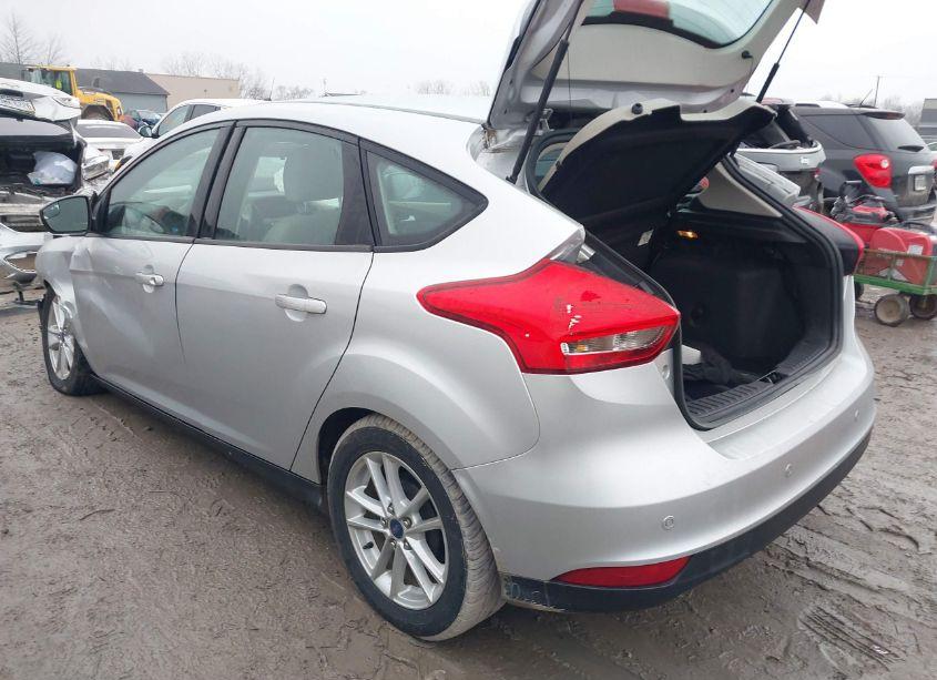 Photo 3 of 2015 Ford Focus SE (VIN 1FADP3K2XFL368132)