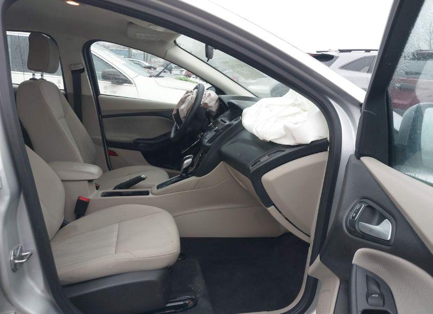 Photo 5 of 2015 Ford Focus SE (VIN 1FADP3K2XFL368132)