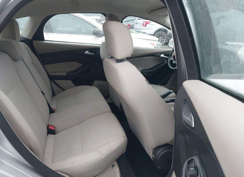 Photo 8 of 2015 Ford Focus SE (VIN 1FADP3K2XFL368132)