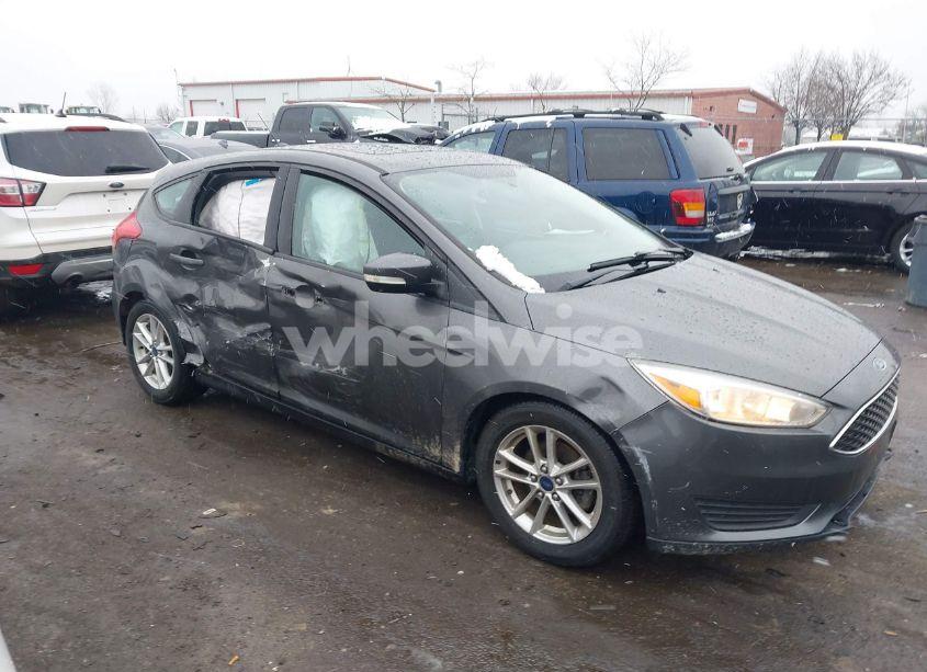2016 Ford Focus SE (VIN 1FADP3K2XGL217633) main photo
