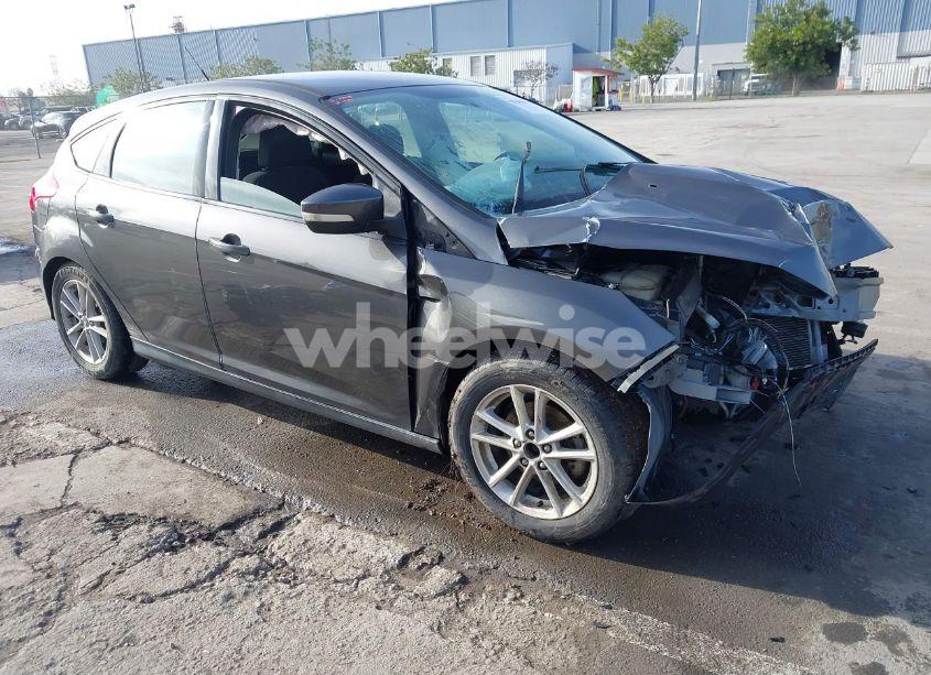 2016 Ford Focus SE (VIN 1FADP3K2XGL246873) main photo