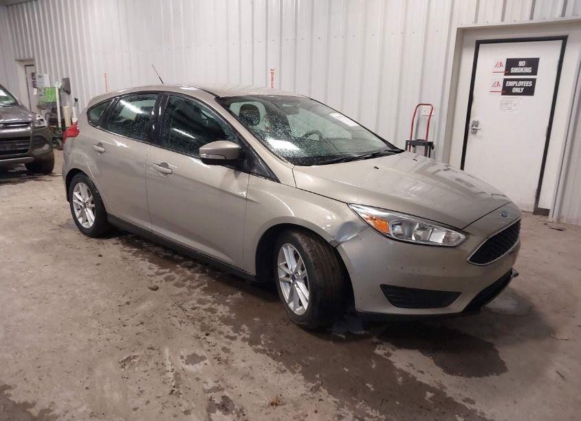 2016 Ford Focus SE (VIN 1FADP3K2XGL352238) main photo