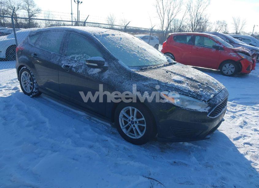 2016 Ford Focus SE (VIN 1FADP3K2XGL372473) main photo