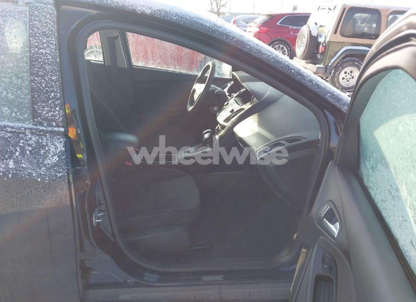 Photo 5 of 2016 Ford Focus SE (VIN 1FADP3K2XGL372473)