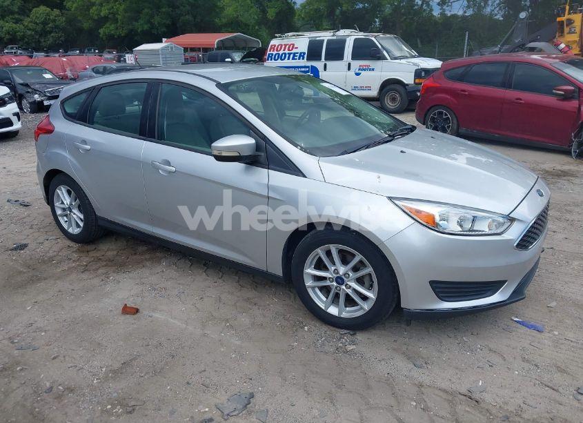 2017 Ford Focus SE (VIN 1FADP3K2XHL225183) main photo