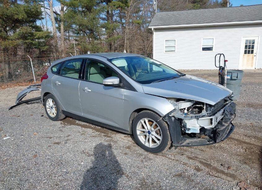 2017 Ford Focus SE (VIN 1FADP3K2XHL229007) main photo