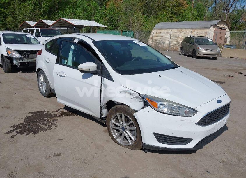 2017 Ford Focus SE (VIN 1FADP3K2XHL332010) main photo