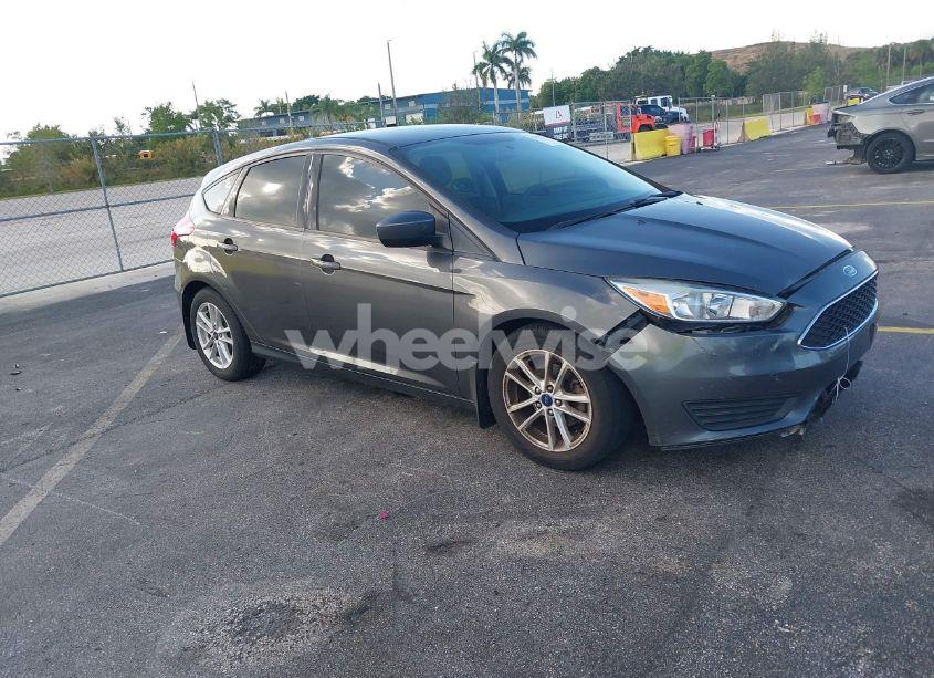 2018 Ford Focus SE (VIN 1FADP3K2XJL238585) main photo