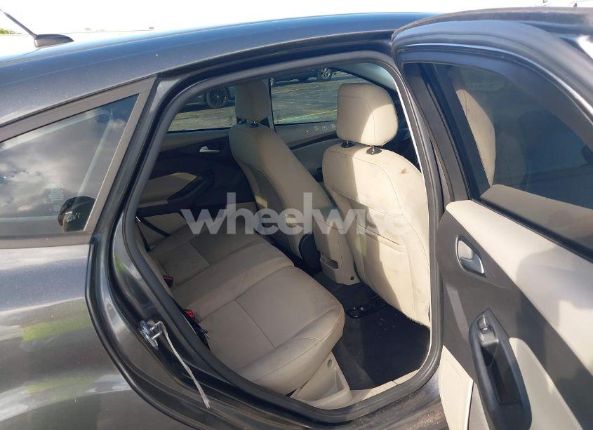 Photo 8 of 2018 Ford Focus SE (VIN 1FADP3K2XJL238585)