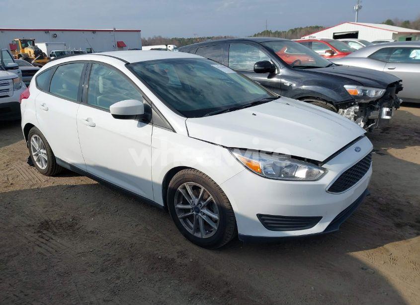 2018 Ford Focus SE (VIN 1FADP3K2XJL262031) main photo