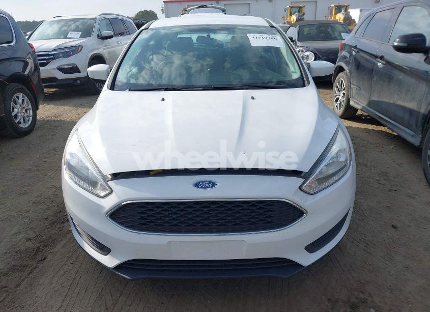 Photo 13 of 2018 Ford Focus SE (VIN 1FADP3K2XJL262031)