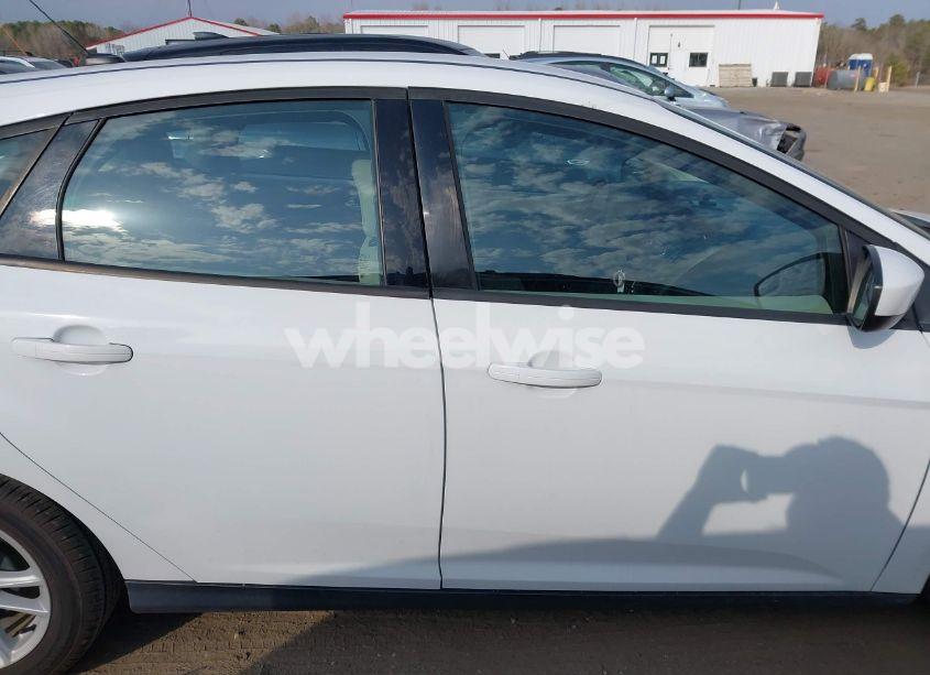 Photo 14 of 2018 Ford Focus SE (VIN 1FADP3K2XJL262031)