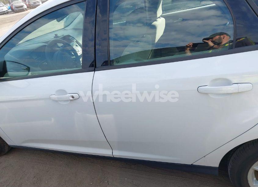 Photo 15 of 2018 Ford Focus SE (VIN 1FADP3K2XJL262031)