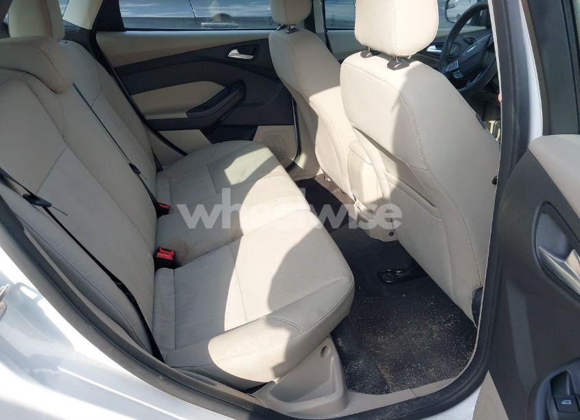 Photo 8 of 2018 Ford Focus SE (VIN 1FADP3K2XJL262031)