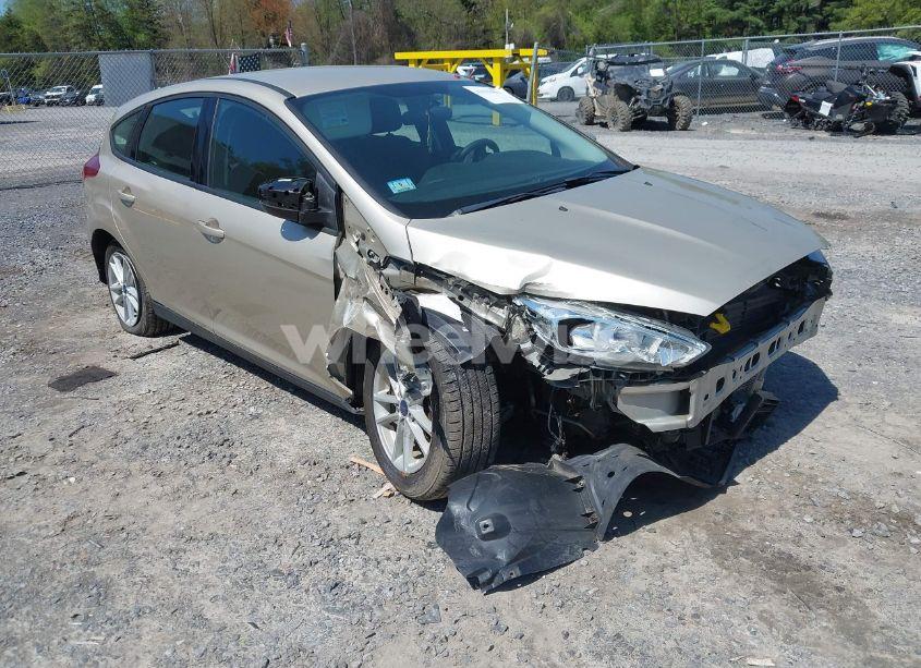 2018 Ford Focus SE (VIN 1FADP3K2XJL264037) main photo