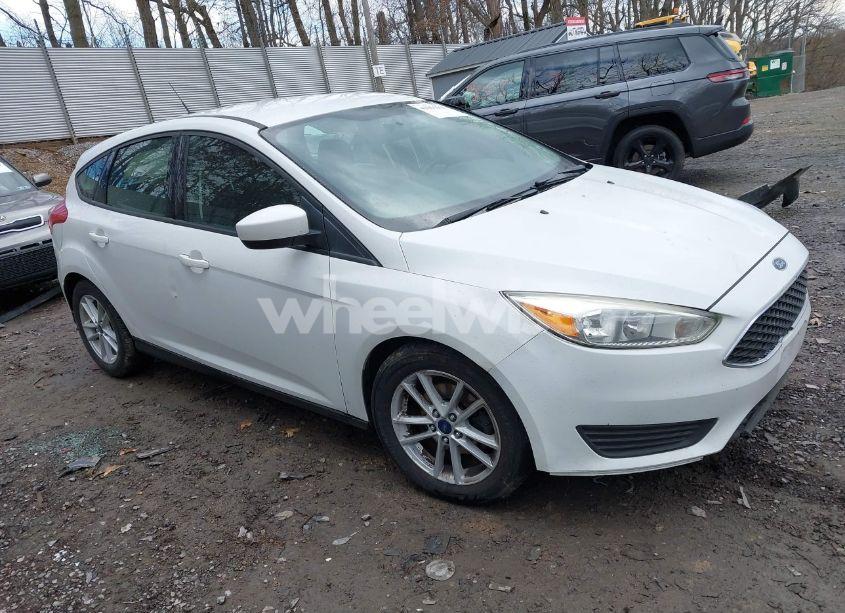 2018 Ford Focus SE (VIN 1FADP3K2XJL280920) main photo