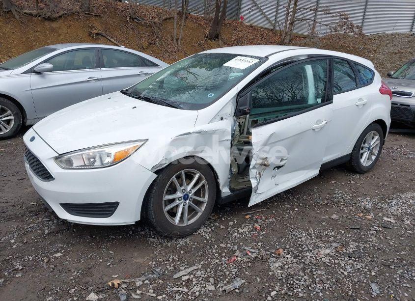 Photo 2 of 2018 Ford Focus SE (VIN 1FADP3K2XJL280920)