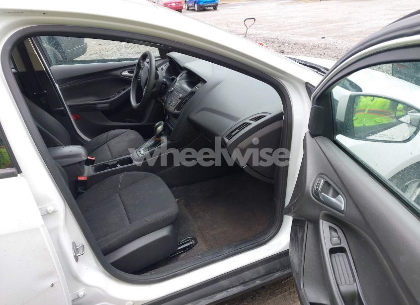 Photo 5 of 2018 Ford Focus SE (VIN 1FADP3K2XJL280920)