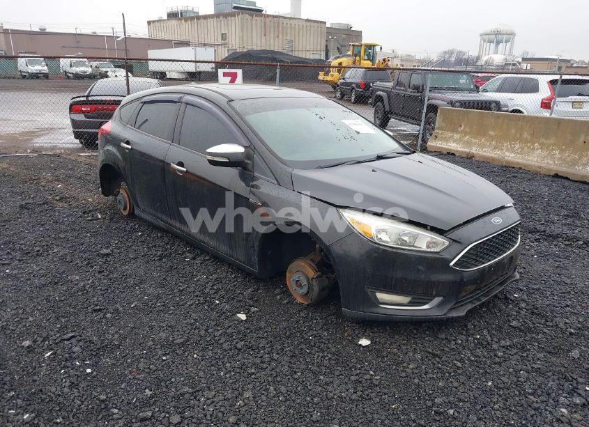 2015 Ford Focus SE (VIN 1FADP3KE2FL333093) main photo
