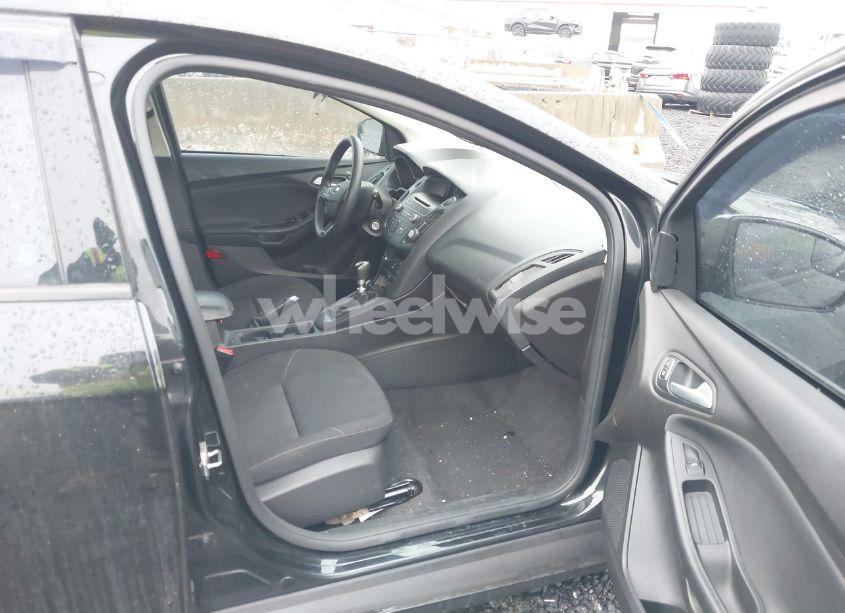 Photo 5 of 2015 Ford Focus SE (VIN 1FADP3KE2FL333093)