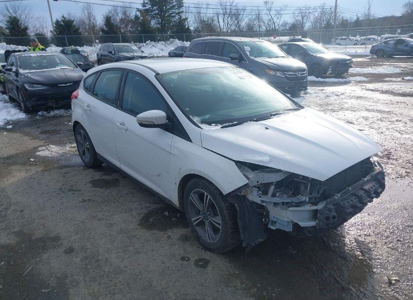 2016 Ford Focus SE (VIN 1FADP3KE2GL209990) main photo