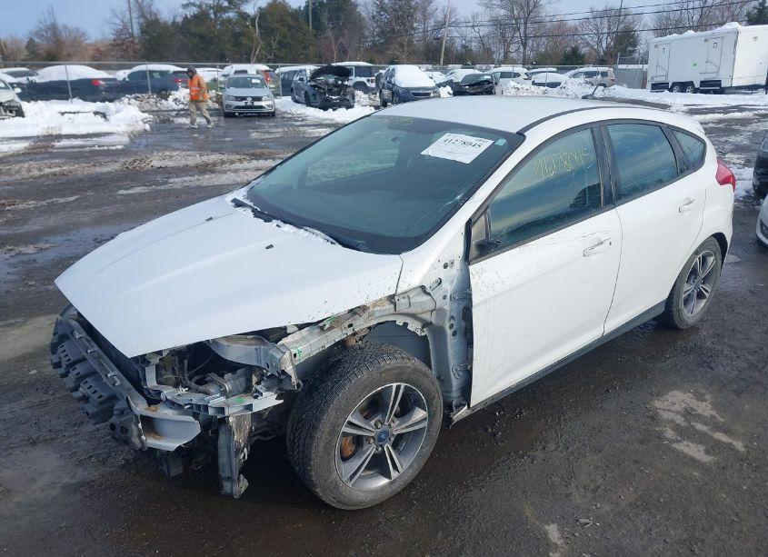 Photo 2 of 2016 Ford Focus SE (VIN 1FADP3KE2GL209990)